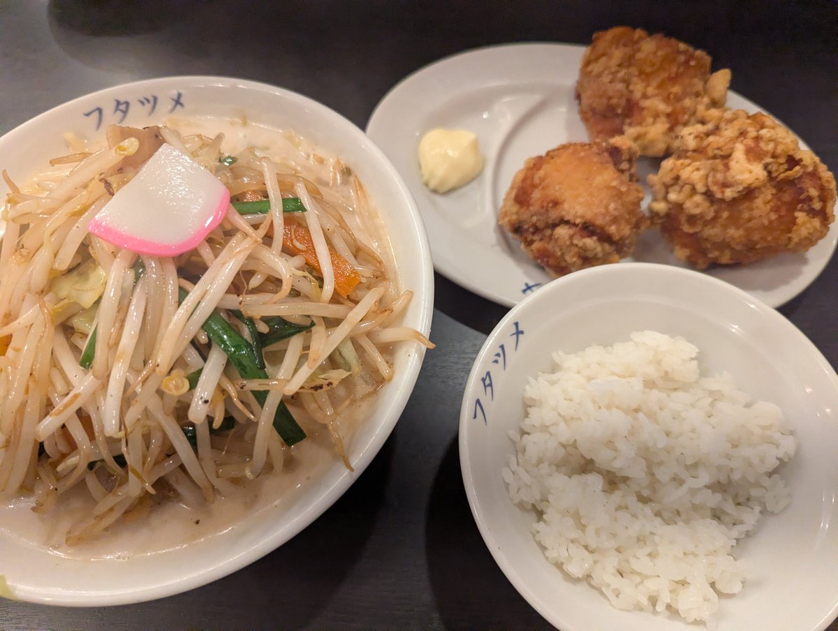 HIROKITI224's tweet photo. ラーメンフタツメ
このたっぷりの野菜と大きな唐揚げが最高 https://t.co/1HJhc1GG4T