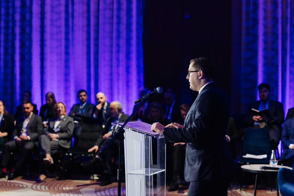 ME_GOV_PL's tweet photo. Minister Energii @motykamilosz podczas @WarsawForum: 💬 Prawdziwa dywersyfikacja nie polega na zastąpieniu zależności od jednego państwa zależnością od innego. Polega na współpracy z różnymi partnerami, korzystaniu z różnych źródeł dostaw i zapewnieniu sobie większej kontroli nad własną przyszłością energetyczną.