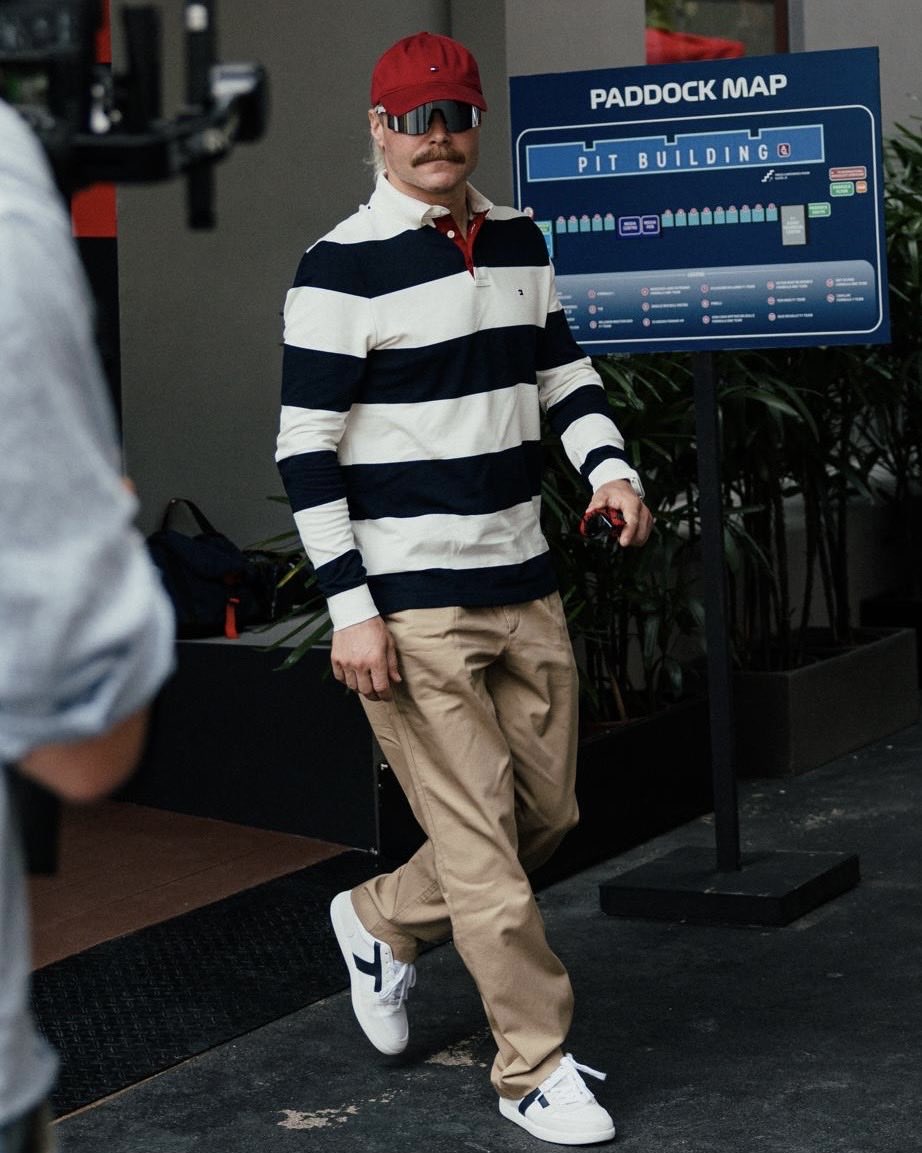 TommyHilfiger's tweet photo. making the paddock their runway. 
Checo Perez and Valtteri Bottas wearing Tommy icons at the Marina Bay Street Circuit in Singapore
 
@SChecoPerez @ValtteriBottas @Cadillac_F1 https://t.co/2TtYpMwmcq