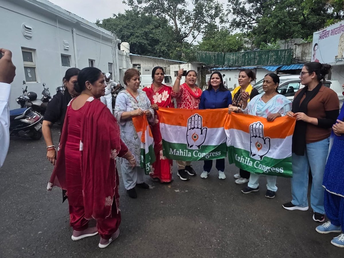 MahilaCongress's tweet photo. वोट चोरों के खिलाफ एकजुट महिला कांग्रेस की नारी शक्ति 

जय हिंद  🇮🇳
जय संविधान ✊ https://t.co/20oufxI2Vr