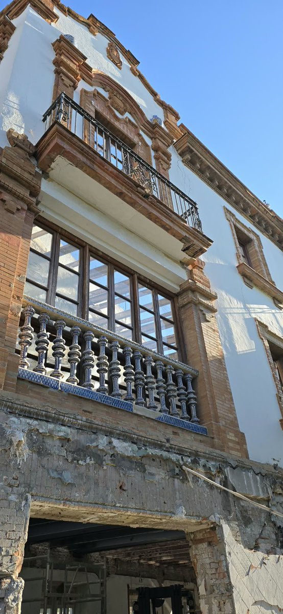 AmparoGraciani's tweet photo. ¿DÓNDE ESTÁ UNA VEZ MÁS LA POLICÍA URBANÍSTICA DE LA GERENCIA DE URBANISMO? CONSENTIDORES… DESTRUCTORES del PATRIMONIO.

Edificio de Gran Plaza 9 (Antonio Arévalo, 1921*). Demuelen las cubiertas cuando el nivel de protección B1 solo permite “Obras de reforma que conserven las fachadas, el SISTEMA DE CUBIERTAS y los forjados”.

¿Alguien puede explicar cómo se justifica esta actuación desde el punto de vista de la protección patrimonial?

@Ayto_Sevilla @PSOEAytoSevilla @SVQ_Se_Levanta

Adjunto imágenes de Fran Márquez de hoy mismo y ficha de catálogo del Barrio de Nervión, pág. 21.

*Datación errónea de Villar Movellán. En 1928 el edificio estaba en construcción en primera planta.