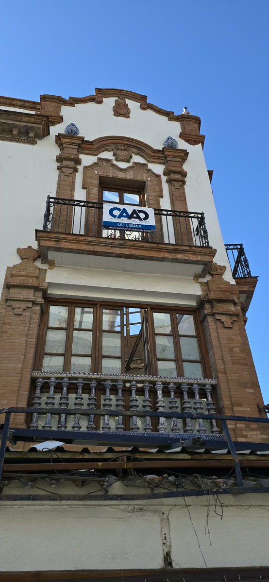 AmparoGraciani's tweet photo. ¿DÓNDE ESTÁ UNA VEZ MÁS LA POLICÍA URBANÍSTICA DE LA GERENCIA DE URBANISMO? CONSENTIDORES… DESTRUCTORES del PATRIMONIO.

Edificio de Gran Plaza 9 (Antonio Arévalo, 1921*). Demuelen las cubiertas cuando el nivel de protección B1 solo permite “Obras de reforma que conserven las fachadas, el SISTEMA DE CUBIERTAS y los forjados”.

¿Alguien puede explicar cómo se justifica esta actuación desde el punto de vista de la protección patrimonial?

@Ayto_Sevilla @PSOEAytoSevilla @SVQ_Se_Levanta

Adjunto imágenes de Fran Márquez de hoy mismo y ficha de catálogo del Barrio de Nervión, pág. 21.

*Datación errónea de Villar Movellán. En 1928 el edificio estaba en construcción en primera planta.