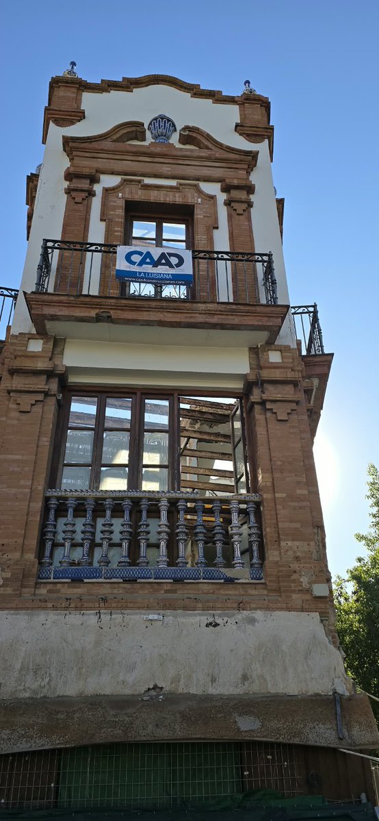 AmparoGraciani's tweet photo. ¿DÓNDE ESTÁ UNA VEZ MÁS LA POLICÍA URBANÍSTICA DE LA GERENCIA DE URBANISMO? CONSENTIDORES… DESTRUCTORES del PATRIMONIO.

Edificio de Gran Plaza 9 (Antonio Arévalo, 1921*). Demuelen las cubiertas cuando el nivel de protección B1 solo permite “Obras de reforma que conserven las fachadas, el SISTEMA DE CUBIERTAS y los forjados”.

¿Alguien puede explicar cómo se justifica esta actuación desde el punto de vista de la protección patrimonial?

@Ayto_Sevilla @PSOEAytoSevilla @SVQ_Se_Levanta

Adjunto imágenes de Fran Márquez de hoy mismo y ficha de catálogo del Barrio de Nervión, pág. 21.

*Datación errónea de Villar Movellán. En 1928 el edificio estaba en construcción en primera planta.