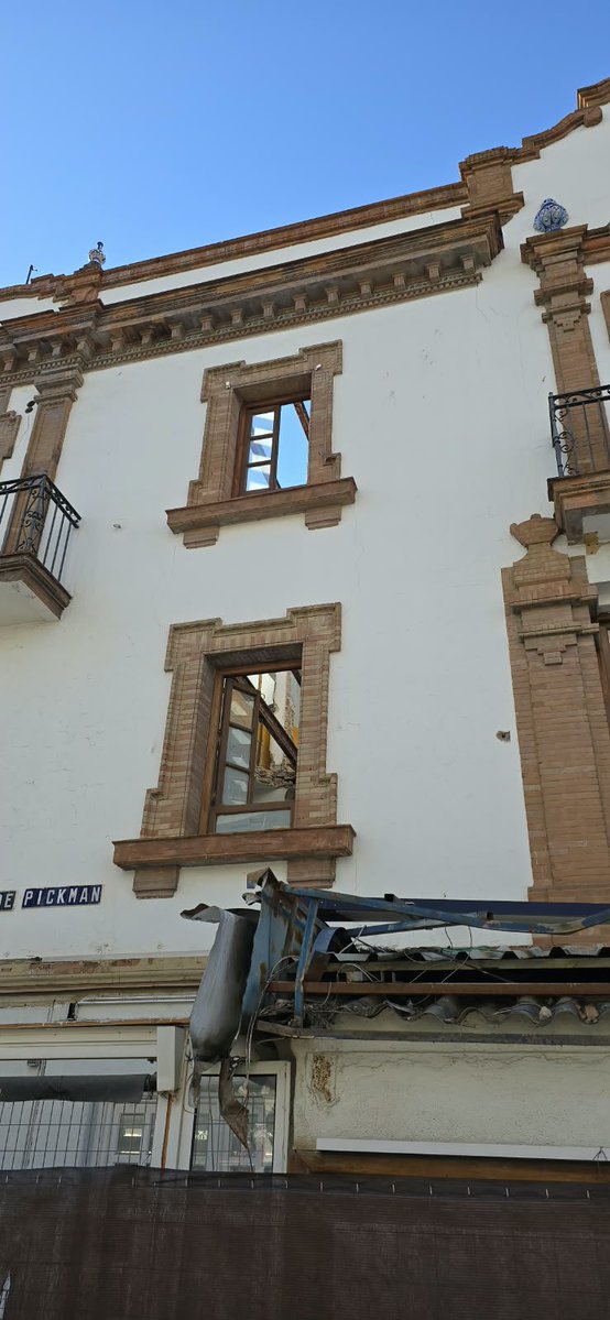 AmparoGraciani's tweet photo. ¿DÓNDE ESTÁ UNA VEZ MÁS LA POLICÍA URBANÍSTICA DE LA GERENCIA DE URBANISMO? CONSENTIDORES… DESTRUCTORES del PATRIMONIO.

Edificio de Gran Plaza 9 (Antonio Arévalo, 1921*). Demuelen las cubiertas cuando el nivel de protección B1 solo permite “Obras de reforma que conserven las fachadas, el SISTEMA DE CUBIERTAS y los forjados”.

¿Alguien puede explicar cómo se justifica esta actuación desde el punto de vista de la protección patrimonial?

@Ayto_Sevilla @PSOEAytoSevilla @SVQ_Se_Levanta

Adjunto imágenes de Fran Márquez de hoy mismo y ficha de catálogo del Barrio de Nervión, pág. 21.

*Datación errónea de Villar Movellán. En 1928 el edificio estaba en construcción en primera planta.
