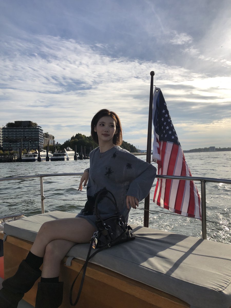 picscjiwoo's tweet photo. #JIWOO new weverse post update ｡⁠☆ #지우 

"🗽🆓️😎❤️🇺🇸" https://t.co/JalUg18Ikf