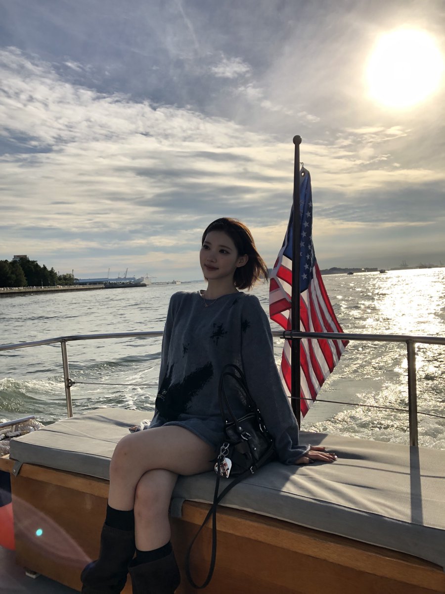 picscjiwoo's tweet photo. #JIWOO new weverse post update ｡⁠☆ #지우 

"🗽🆓️😎❤️🇺🇸" https://t.co/JalUg18Ikf
