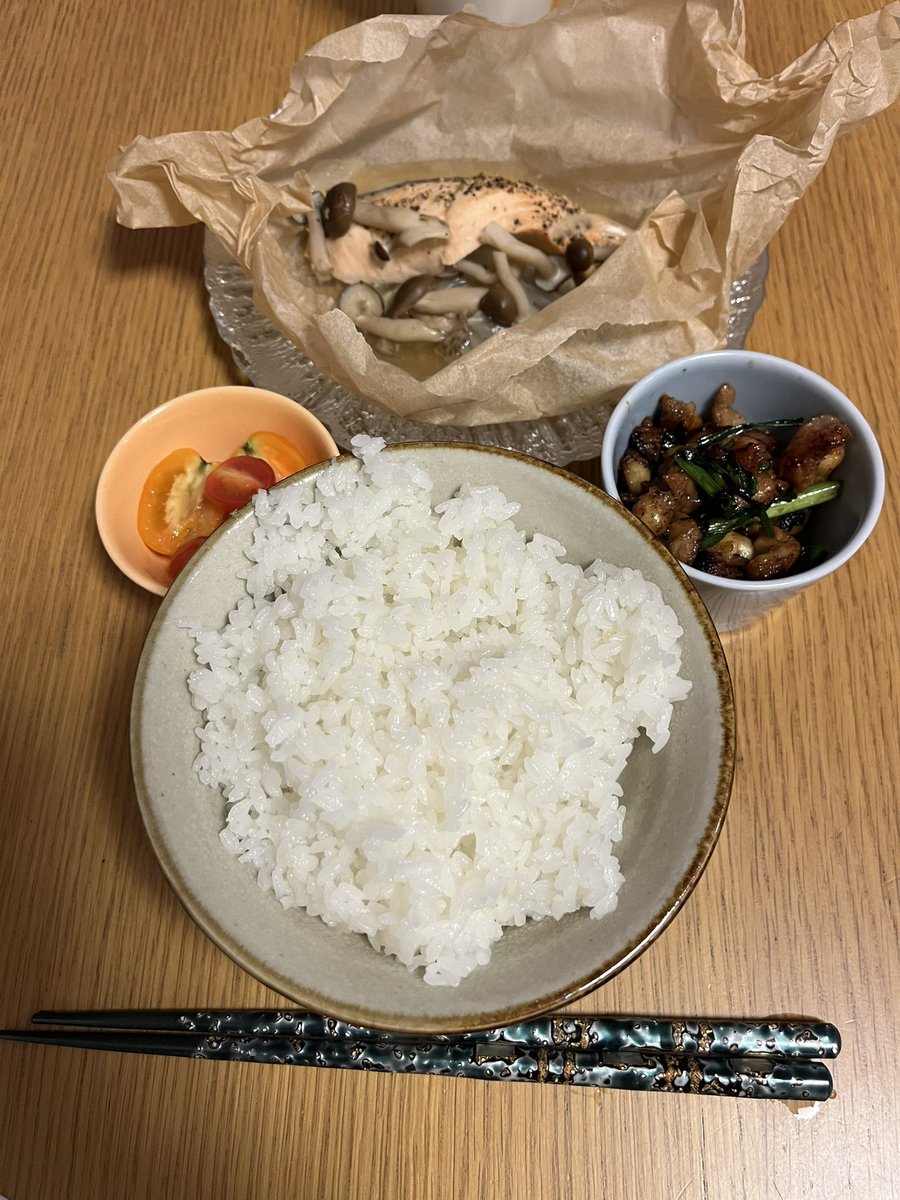 johnlemonisogin's tweet photo. 今日の夕食
★白米
★鶏ひざ軟骨の甘辛炒め
★蒸し鮭
★ミニトマト
#四毒抜き https://t.co/iBfWXiqhXN