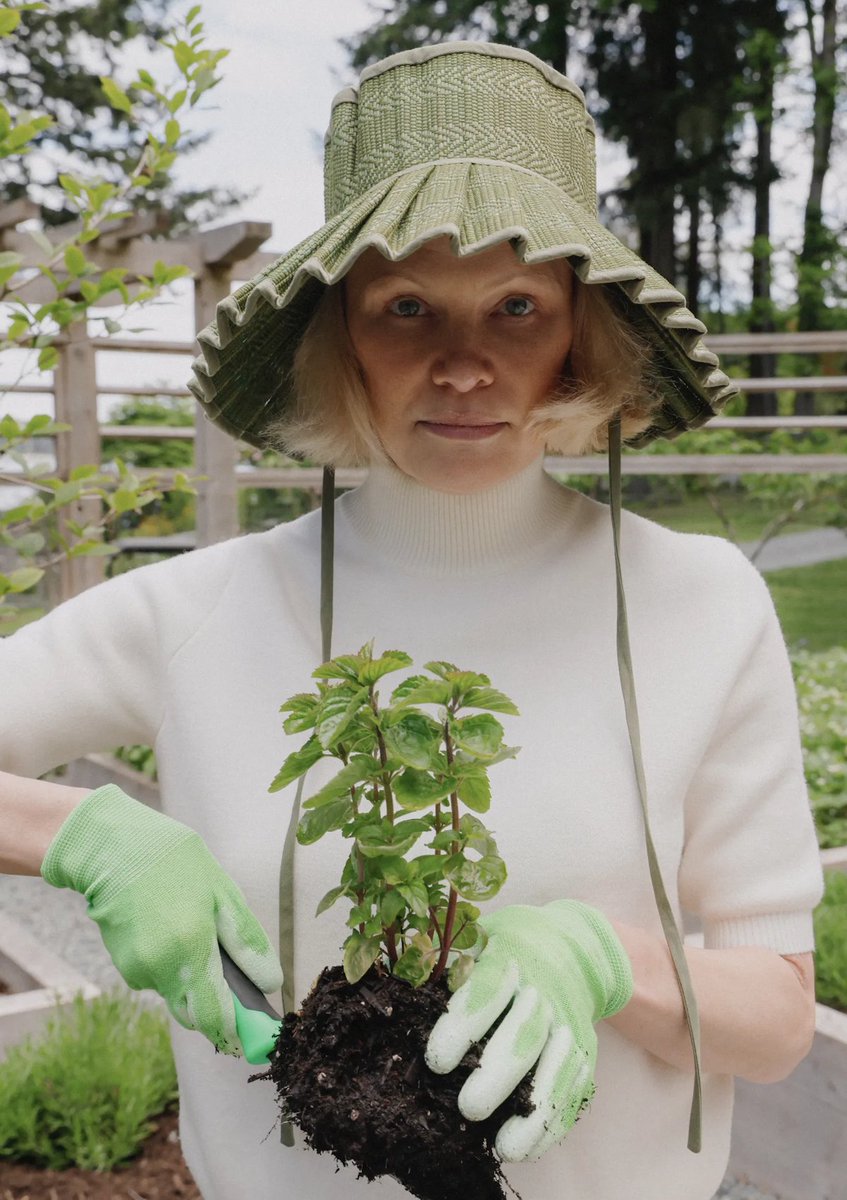 interesting_aIl's tweet photo. Pamela Anderson transformed her family’s Vancouver Island estate into a huge garden that gives back to the community

The actress began restoring the property in 2020, and its harvest now reaches food banks, soup kitchens, churches and local families https://t.co/hapqngZFgv