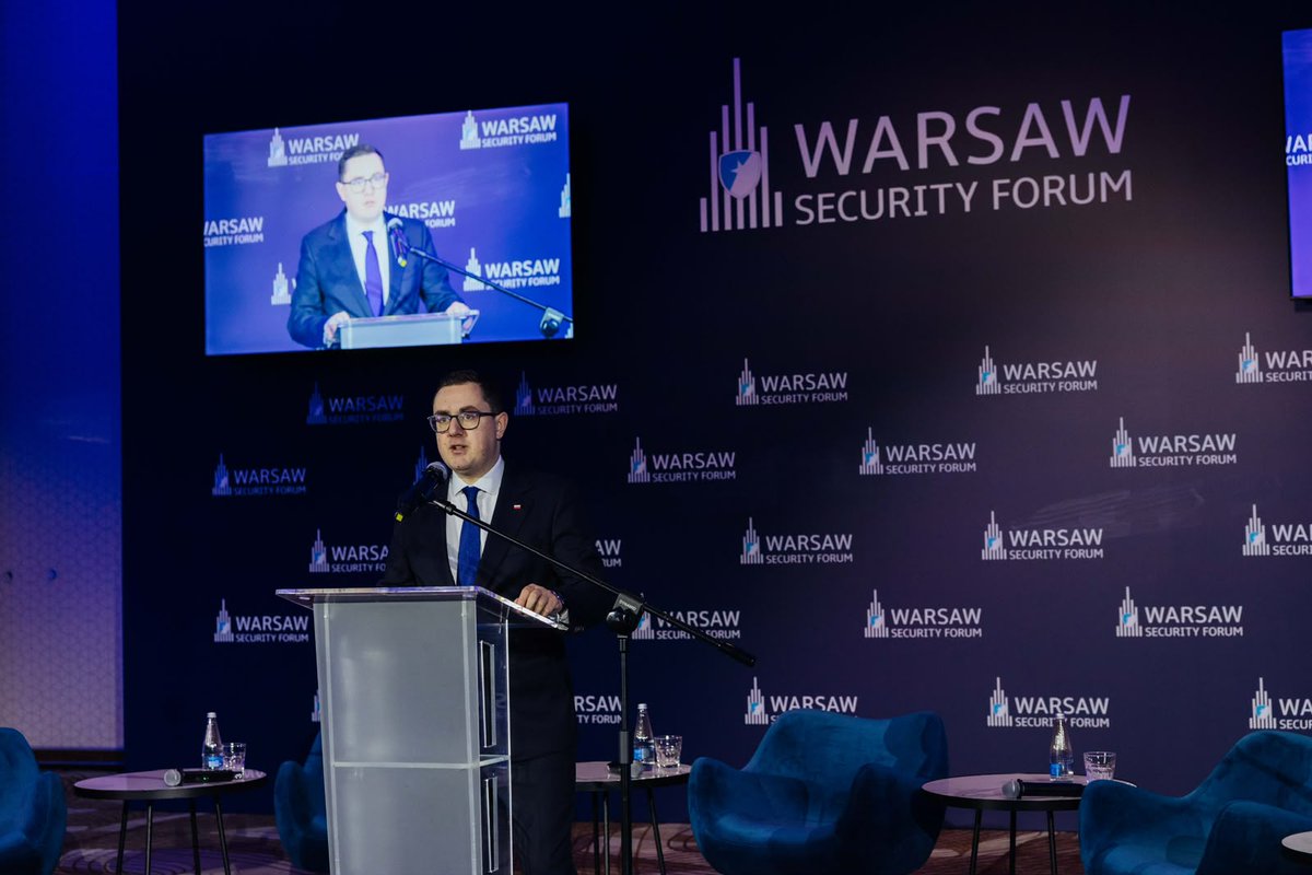 ME_GOV_PL's tweet photo. Minister Energii @motykamilosz podczas @WarsawForum: 💬 Żadna gospodarka nie może pozostać konkurencyjna bez stabilnych dostaw energii w przystępnych cenach. Nasze społeczeństwa stają się coraz bardziej cyfrowe. A to oznacza, że zapotrzebowanie na energię elektryczną będzie tylko rosło.