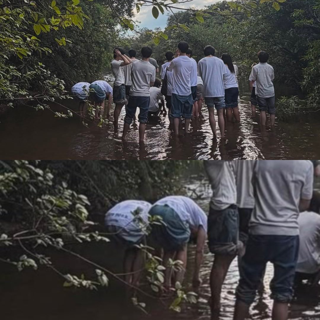 nhutaongoi's tweet photo. เสื้อ chrome heart สกรีนหลังกับสีกางเกงปิ๊ป เทียบจากรูปนอร์ทชัวร์ละซ้ายสุดตี๋ตี๋ป๋อ แล้วลูกเราก้มทำอะไรกันสองหน่อ5555555555555555555555555555555555ท่าเดียวกันเป๊ะ

#ทริปทำบุญบ้าง
#teeteepor https://t.co/h5onI46W9U