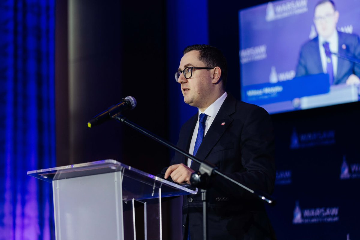 ME_GOV_PL's tweet photo. Minister Energii @motykamilosz podczas @WarsawForum: 💬 Dziś nie wystarczy już pytać, skąd pochodzi nasza energia. Musimy również zapytać, czy nasza infrastruktura energetyczna przetrwa atak. Rosyjska wojna przeciwko Ukrainie pokazała nam, że infrastruktura energetyczna może stać się bezpośrednim celem działań wojennych.