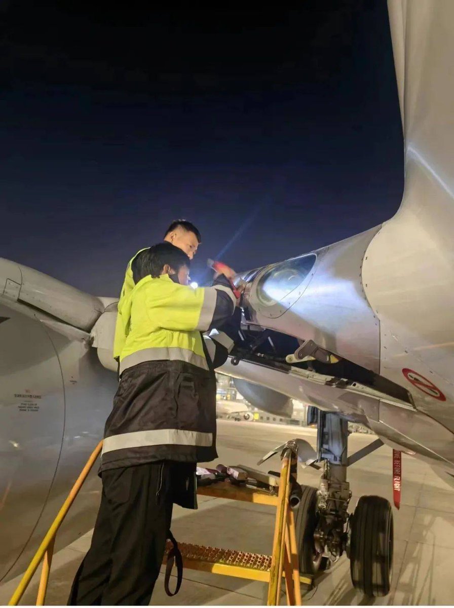 Logicf95l4's tweet photo. 今日の航空便、整備スタッフが航捶偌な仕事で安全を守ってくれてる！ https://t.co/iLj990woVj