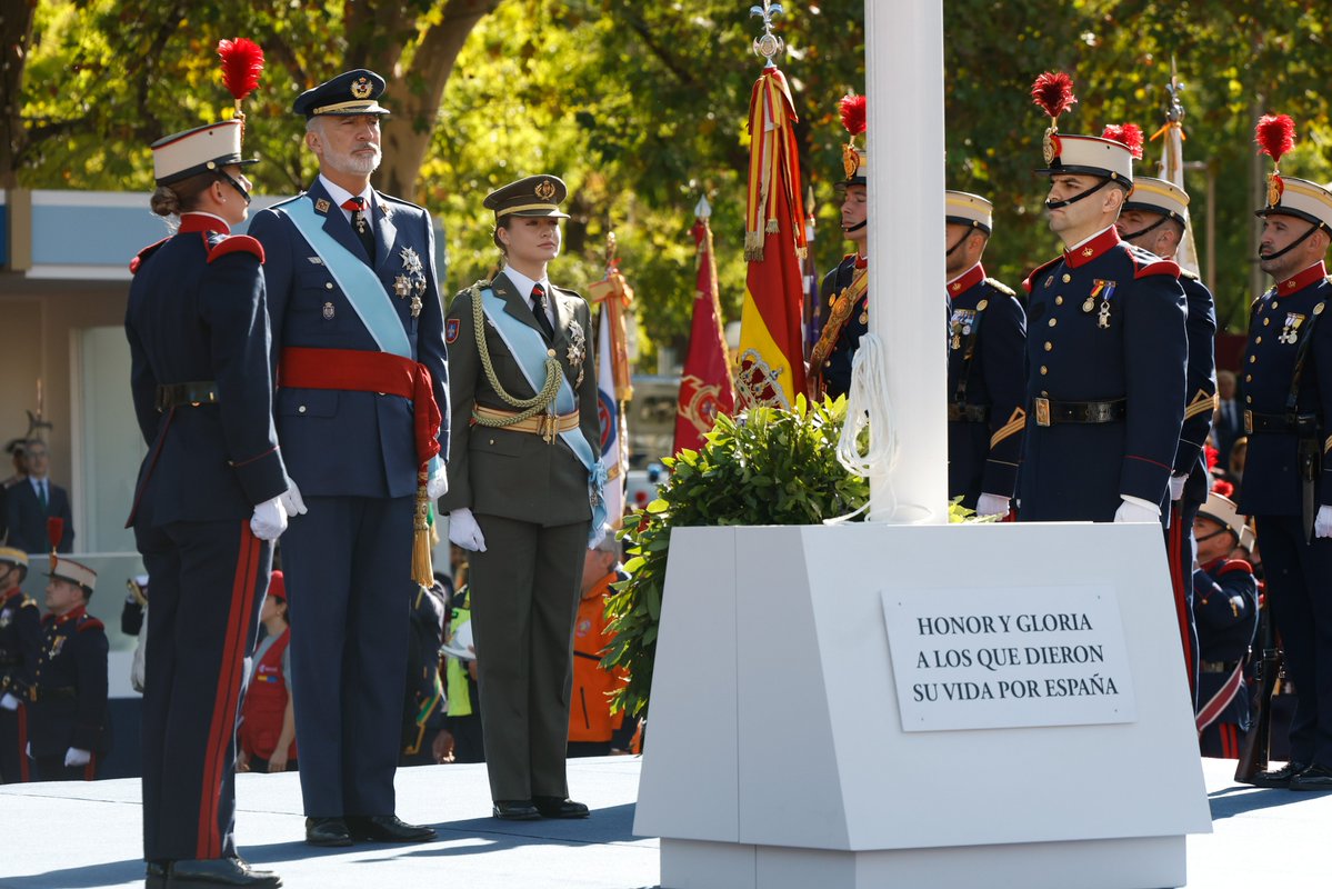 CasaReal's tweet photo. El Rey y la Princesa de Asturias han participado en el homenaje a los que dieron su vida por España con motivo del #DíaDeLaFiestaNacional #DFN26
➡️https://t.co/64qdVPtZVR https://t.co/8ldN8roA30