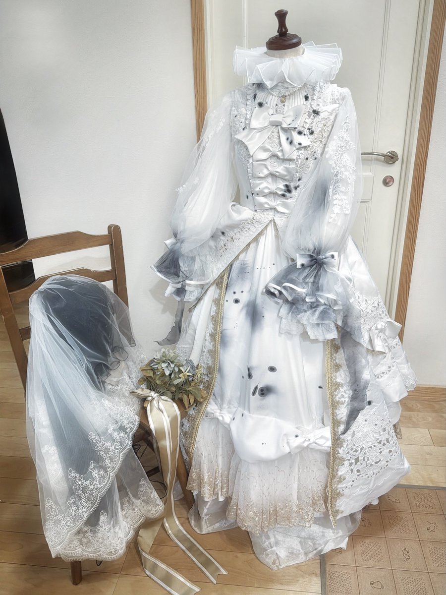 mochimochi1814's tweet photo. #紫苑が何か作ってる

記録 ドレスの厄災さん

中古ウエディングドレスからの魔改造👗
鬼長トレーンを引きちぎってオーバースカートにしたりしてます✌🏻絵を見ててもしやバッスル...?って思うシルエットだったのでそうにも見えるようにこちょこちょ加工した。 https://t.co/owE6enBKIh