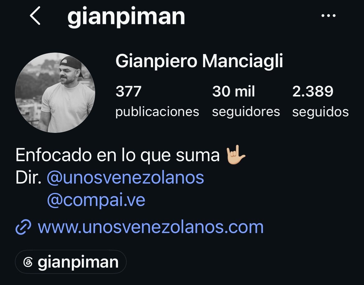 gabyarocha's tweet photo. ¿Recuerdan al Sr Mauro que vende galletas frente al Sambil? Lo hace para estar ocupado y sentirse útil, aunque podía quedarse en su casa con su familia. Ahora Gianpiero Manciagli muestra aquí las artesanías del Nonno.🤩👇🏼Es importante buscar siempre algo que nos produzca ilusión. https://t.co/yjv5nfMxOb