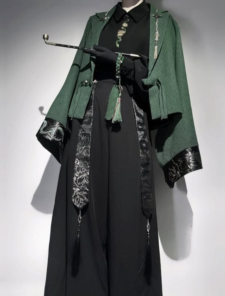 crimsonheirloom's tweet photo. emerald green elegance with a gothic twist https://t.co/F6FkaWb6YH