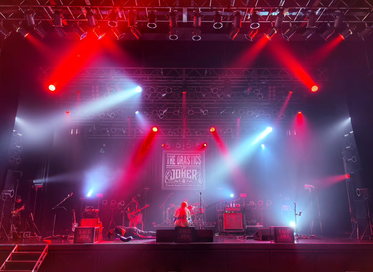 tooru_yoshida's tweet photo. 加藤和樹&amp;TheDrastics。NewAlbumに加え更なる新曲引っ提げたtour。当初の不安要素は本番重ね新曲群の成熟度に完全に吹き飛ばされた。凄いね和樹君とメンバーは。に頭から手振りや声で反応するフロアの皆に踊らされた感じ。なら踊らにゃ損じゃない？ありがとう！この良い流れのまま渋公に繋げましょう😊 https://t.co/Cg4ZqyTXn8