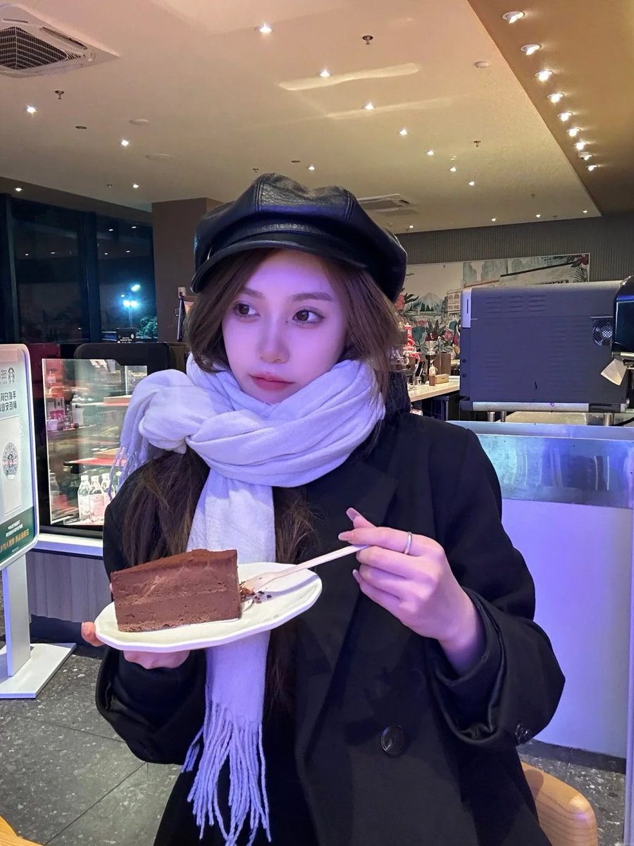 MayolaExtine3's tweet photo. Choco cake and quiet evening https://t.co/5VvbmqMfup