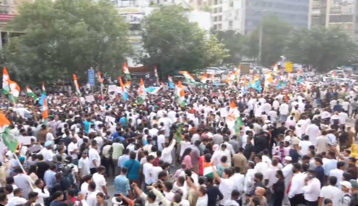 CJP_for_India's tweet photo. अगर सड़कें खामोश हो जाएंगी तो संसद आवारा हो जाएगी.

~ राम मनोहर लोहिया https://t.co/iYu2CpQ3cJ