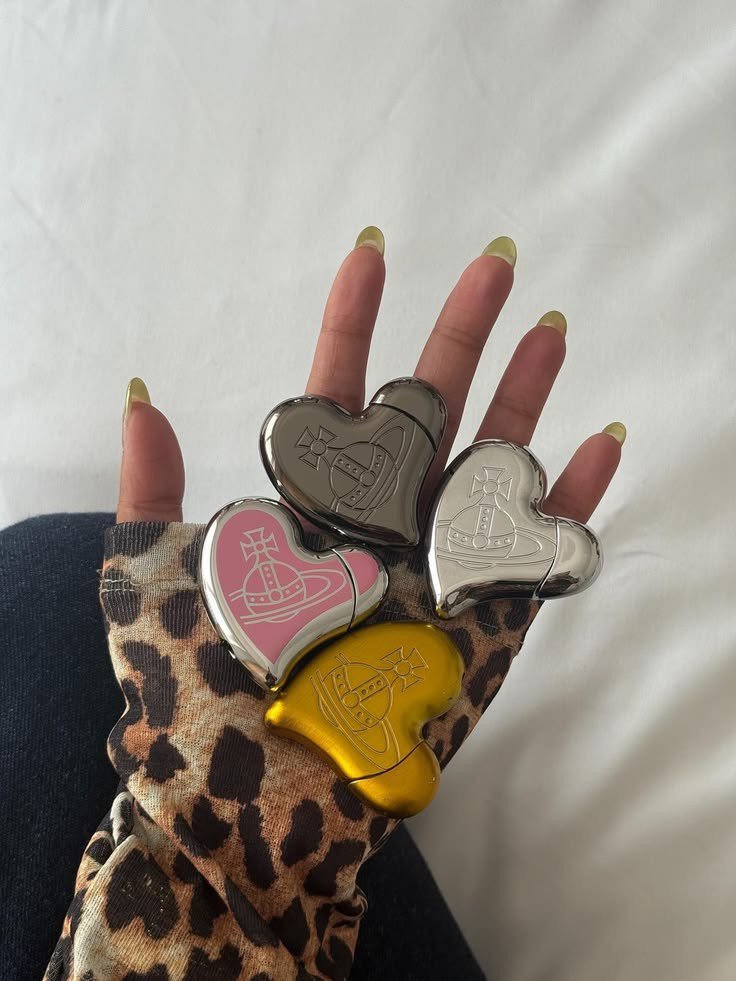 vxmpr_666's tweet photo. vivienne westwood heart lighter (⁠ ⁠ꈍ⁠ᴗ⁠ꈍ⁠) pre-order only ❕ 

₱4,200 
— silver white • gunblack

₱4,500 
— rose gold • pink • black

send a dm for those interested (⁠≧⁠▽⁠≦⁠) international shipment (open) #yositwt

eta: first week nov ✈️ feta open ◡⁠ ◡ https://t.co/wxWOVNRjzW