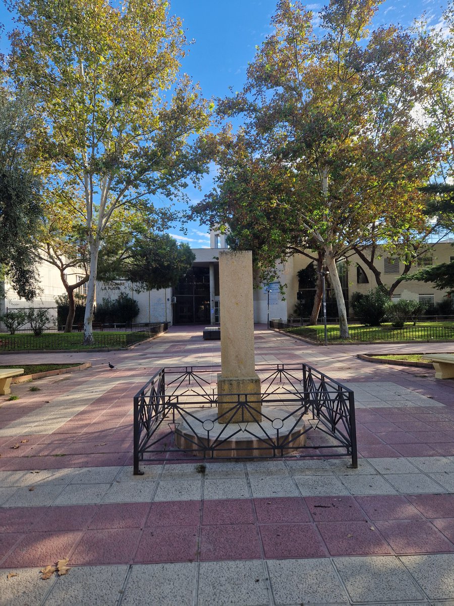 Alba_FrEl's tweet photo. Hoy es un buen día para recordar a @PopularesMurcia que el monumento a nuestra Guardia Civil en el Barrio de La Flota sigue sin rehabilitar. 

Desde @VOXAytoMurcia llevamos toda la legistura reclamando su restauración por todas las vías posibles pero hoy sigue así⬇️⬇️ 

#12O https://t.co/AomOt1VQj6