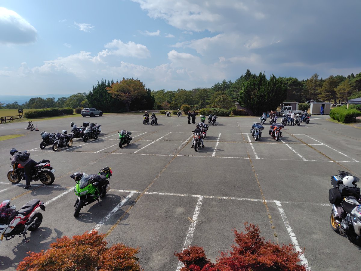 oohassan083's tweet photo. ガーデンINNブルーベルにてランチの後は、
瀬の本→大観峰へ。
連休最終日だからなのか、
瀬の本は思ったほど多くはなく、
大観峰はそこそこ多かったです。
眺めに癒やされ、帰宅しました。
明日からまた仕事せにゃんです。

#瀬の本
#大観峰
#Ninja1000SX
#ニンジャ1000SX
#明日から仕事 https://t.co/fZszufiVUe