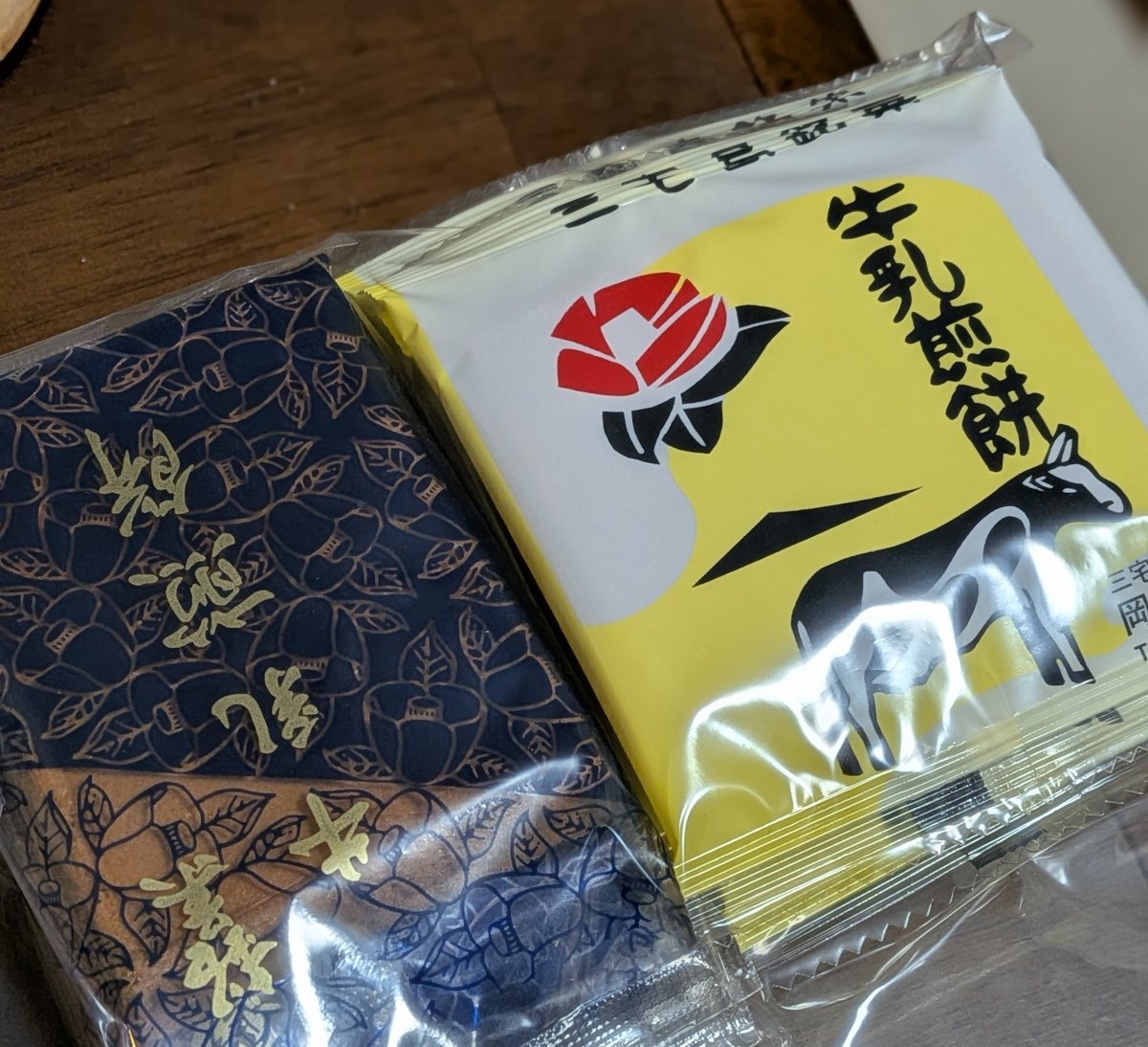t_model's tweet photo. あー。思い出した。三宅のも食べたことあるな。
大島の牛乳煎餅←→三宅の牛乳煎餅 https://t.co/sTMwqKy2sk