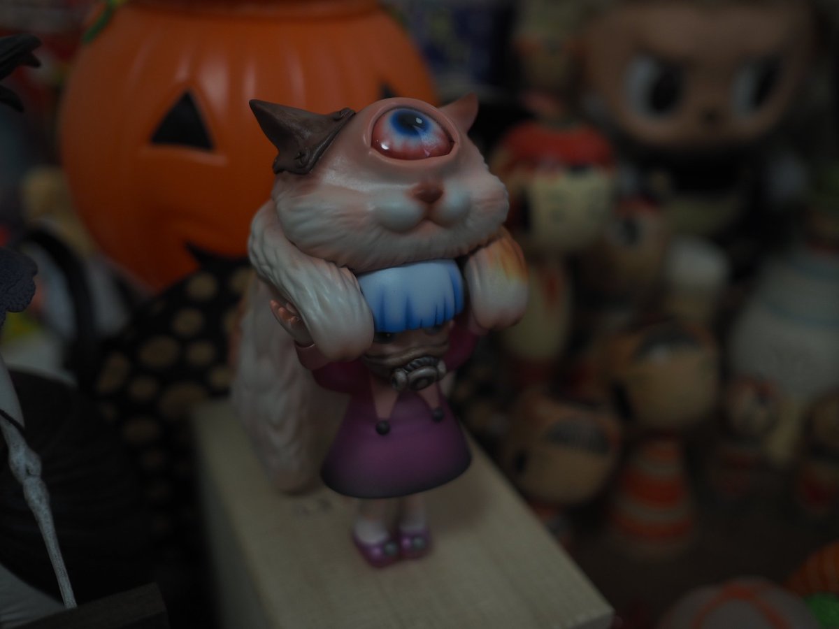 moomoo175992's tweet photo. 「猫かぶり」
生き延びる為に猫をかぶった。
今はもう、背負って生きている。

#ワンオフ　#レジンフィギュア
#猫かぶり #悪玉菌製造工場 #静電場朔 #SOMSOCGALLERY https://t.co/EUZbcDbR91