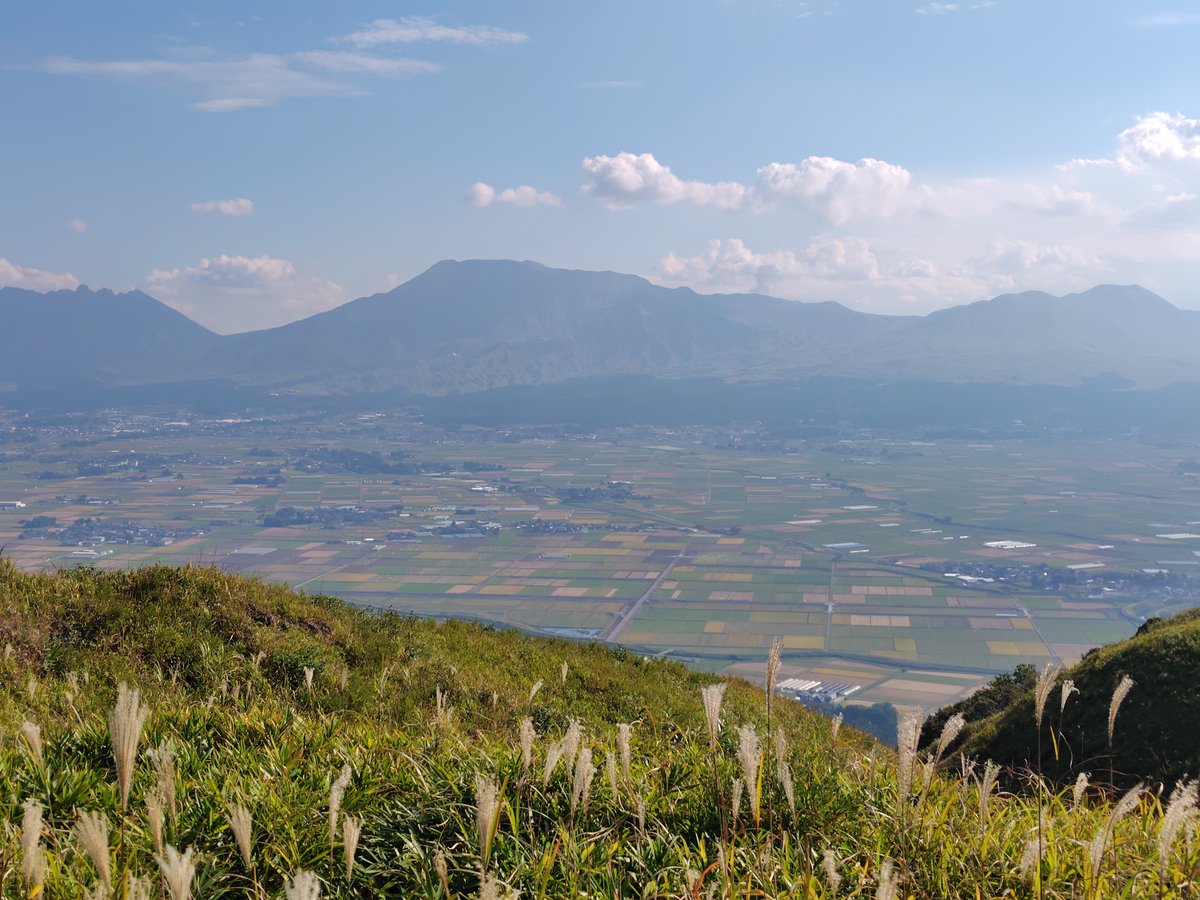 oohassan083's tweet photo. ガーデンINNブルーベルにてランチの後は、
瀬の本→大観峰へ。
連休最終日だからなのか、
瀬の本は思ったほど多くはなく、
大観峰はそこそこ多かったです。
眺めに癒やされ、帰宅しました。
明日からまた仕事せにゃんです。

#瀬の本
#大観峰
#Ninja1000SX
#ニンジャ1000SX
#明日から仕事 https://t.co/fZszufiVUe