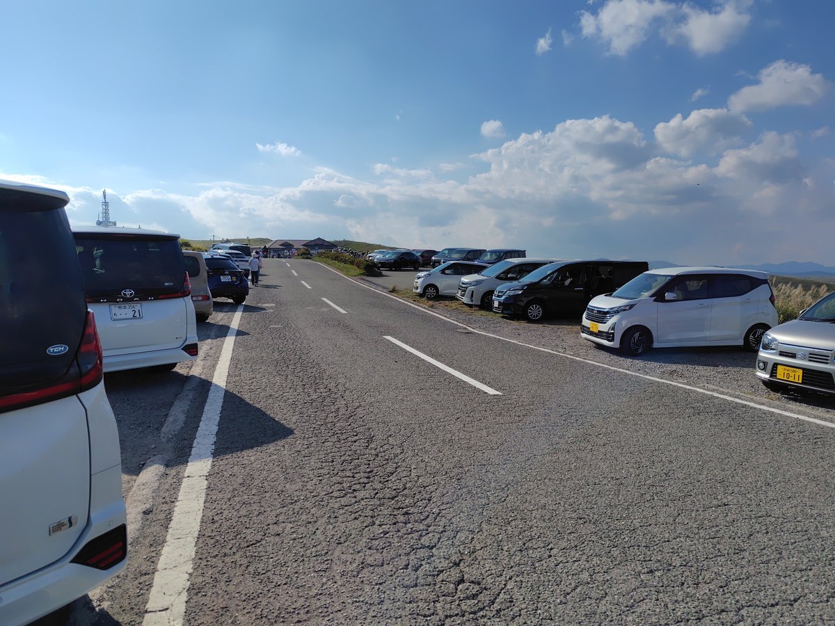 oohassan083's tweet photo. ガーデンINNブルーベルにてランチの後は、
瀬の本→大観峰へ。
連休最終日だからなのか、
瀬の本は思ったほど多くはなく、
大観峰はそこそこ多かったです。
眺めに癒やされ、帰宅しました。
明日からまた仕事せにゃんです。

#瀬の本
#大観峰
#Ninja1000SX
#ニンジャ1000SX
#明日から仕事 https://t.co/fZszufiVUe