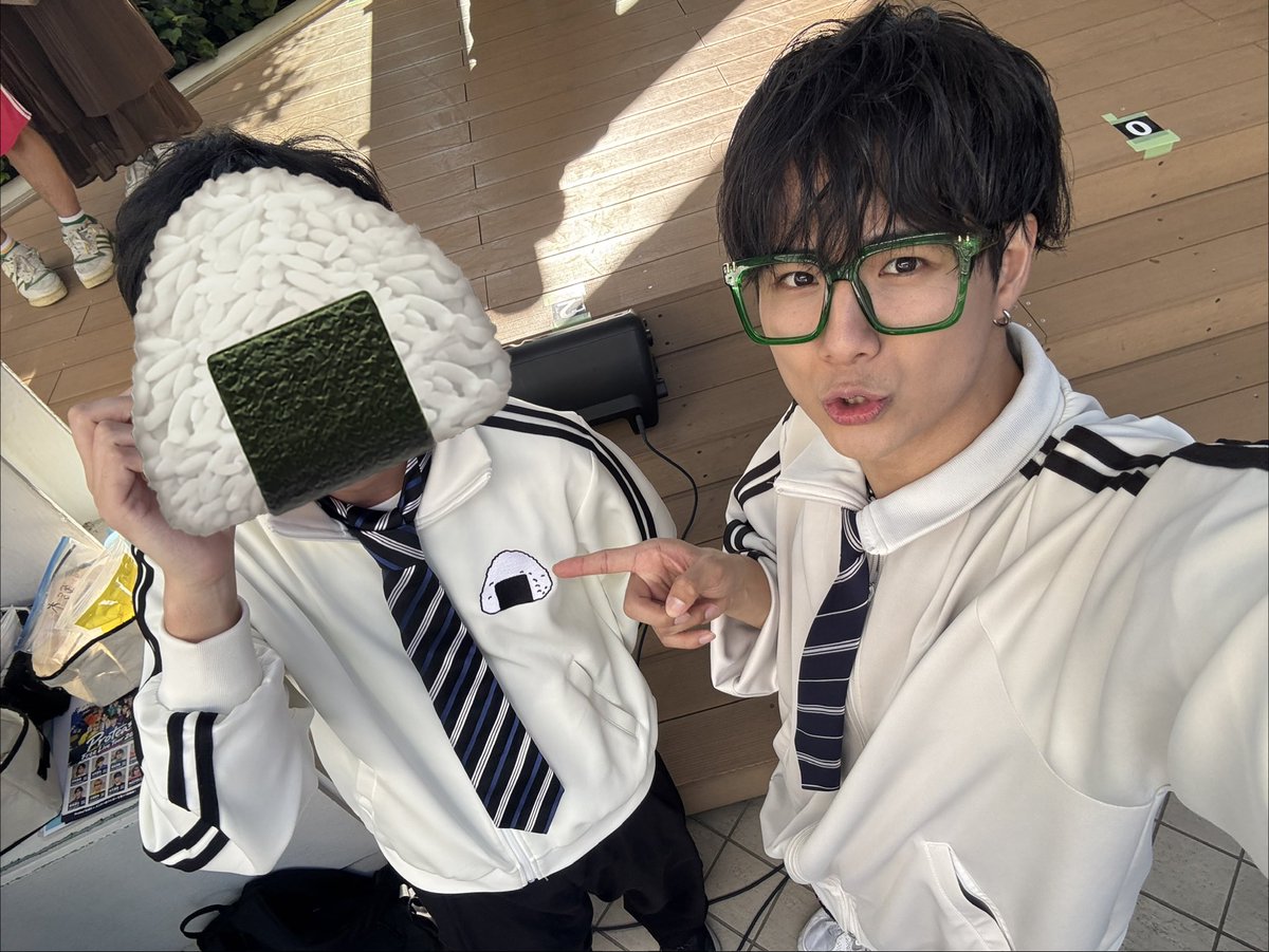 mn_rju16's tweet photo. かず君とおにぎりジャージお揃して推しのフリラ🍙
メンバーの反応面白かったw
色々助けて下さった方々、ありがとうございました🙏 https://t.co/91vQmPbIpA