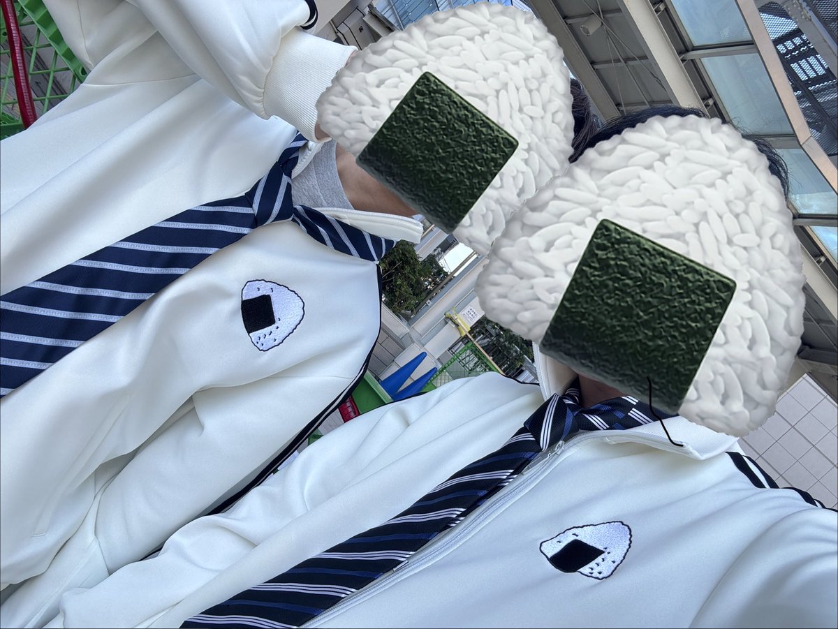 mn_rju16's tweet photo. かず君とおにぎりジャージお揃して推しのフリラ🍙
メンバーの反応面白かったw
色々助けて下さった方々、ありがとうございました🙏 https://t.co/91vQmPbIpA
