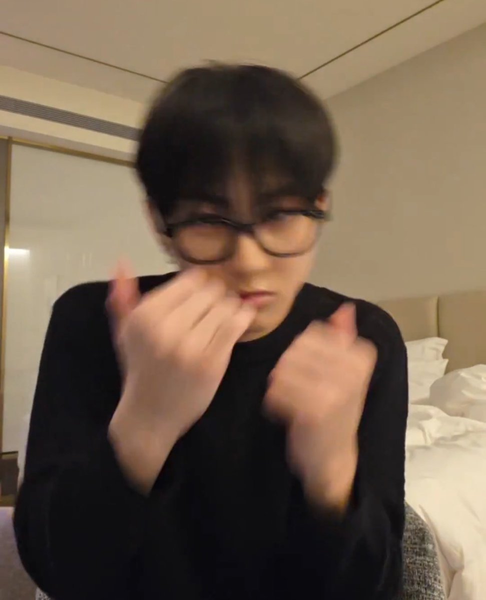 kamitonazsa's tweet photo. 여친 머리말리는동안

다했어요?머리제가말려줄까요누나오늘뭐신을거예요양말갖다줘여?아머리흔들지마요겁나따가워;;언제다해요아까도10분이라고했잖아전아까다했져안경쓰는게나아요벗는게나아요벗는게났다고?근데나쫌부어서쓰고나갈라했는데아직도다안됐어요?언제까지기다려< 이럼서 섀도우복싱함 https://t.co/p85r0H0JIe