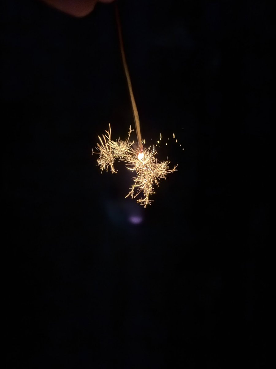 to01u09ma's tweet photo. この時期にやる花火も良い🧨 https://t.co/dbiupkQgke