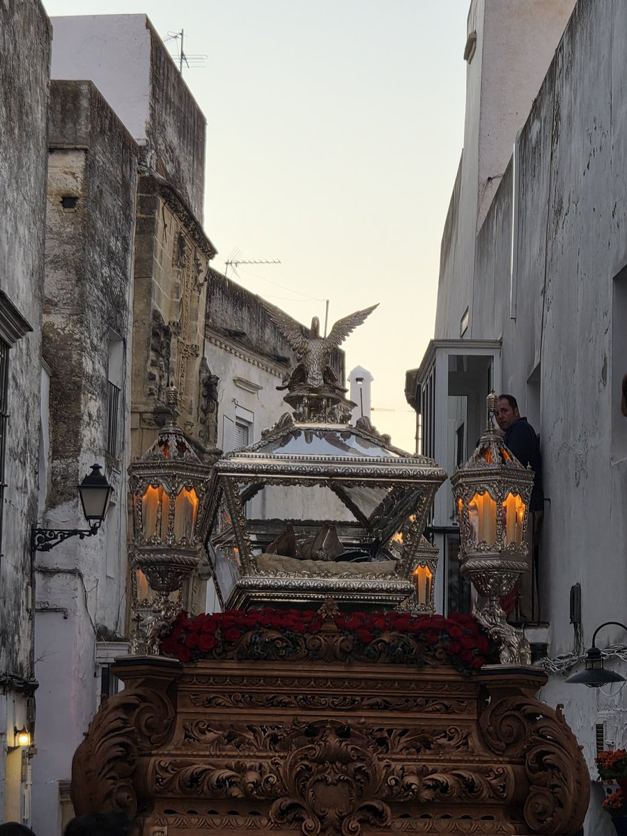 RicharteCofrade's tweet photo. @amlagrimas @CristoReyArcos @CCyTTDespojado @PrendiArcos @RedencionCordob @SanAntonioArcos @EcceMatercadiz @HdadTresCaidas @NazarenodeArcos @am_lasentencia @HdadPerdonArcos @nazarenoarahal @VeraCruzArcos @AM_SMMagdalena @HdadDulceArcos Ya entre la tarde y la noche llegó @lasoledadarcos. Gran conjunto que están consiguiendo con el paso nuevo. De los que más me gusto de la magna, anduvieron bien y el acompañamiento de @BMMaestroDuenas fue exquisito. Qué repertorio y qué interpretación. Brillante. https://t.co/JFFJz8wBUR