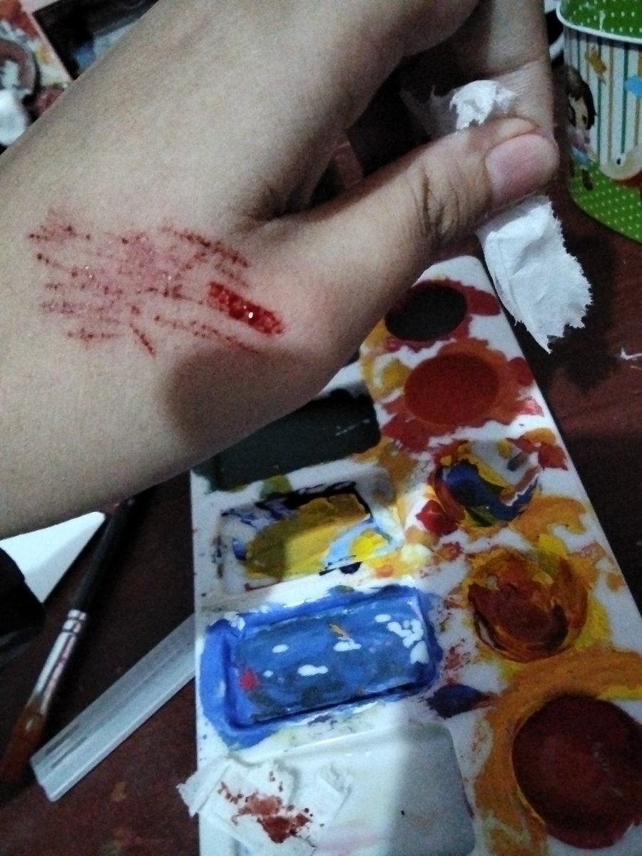 epicfoolishcow's tweet photo. (SFX MAKEUP!) (FAKE SCARS) 
THIS FUCK ASS KAI RAZOR WON'T LET ME TO GET STYRO EVEN THOUGH I MULTISWIPED IT😡😡😡😡😡😡😡😡😡😡
#shtwt #slittwt #sfxmakeup #halloweenmakeup #fakescars https://t.co/mKqcXW9wj9