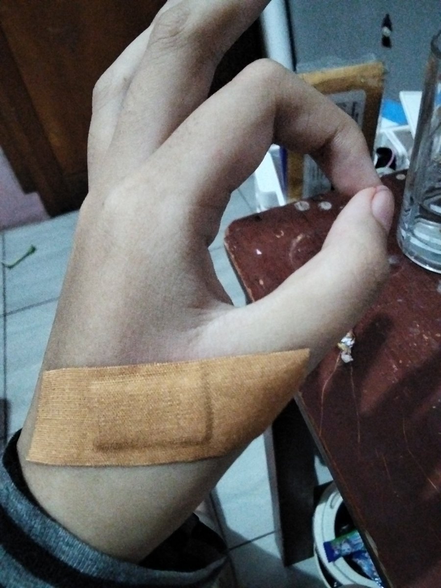 epicfoolishcow's tweet photo. (SFX MAKEUP!) (FAKE SCARS) 
THIS FUCK ASS KAI RAZOR WON'T LET ME TO GET STYRO EVEN THOUGH I MULTISWIPED IT😡😡😡😡😡😡😡😡😡😡
#shtwt #slittwt #sfxmakeup #halloweenmakeup #fakescars https://t.co/mKqcXW9wj9