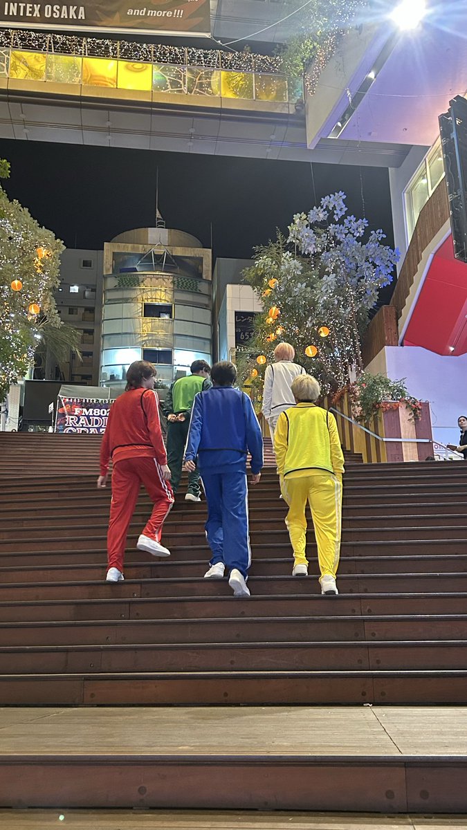 nvln_kou's tweet photo. ジャージDayありがとんん！
ジャージ動きやす過ぎてびっくりしたわ。

なんかカラフルすぎて目がチカチカしてきた。
明日は何やらメガネらしい！？ https://t.co/9pHdOywyhA