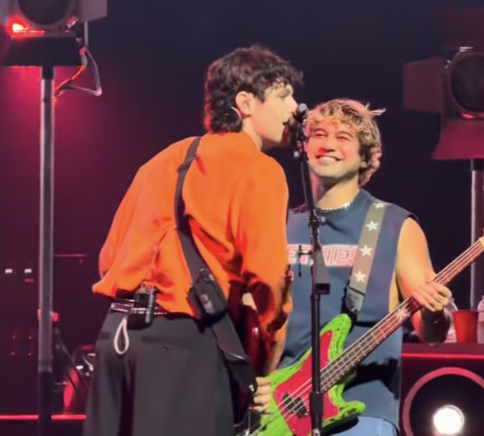 puppysoshq's tweet photo. puppycal so happy to be near luke https://t.co/7hb4Er3Buw