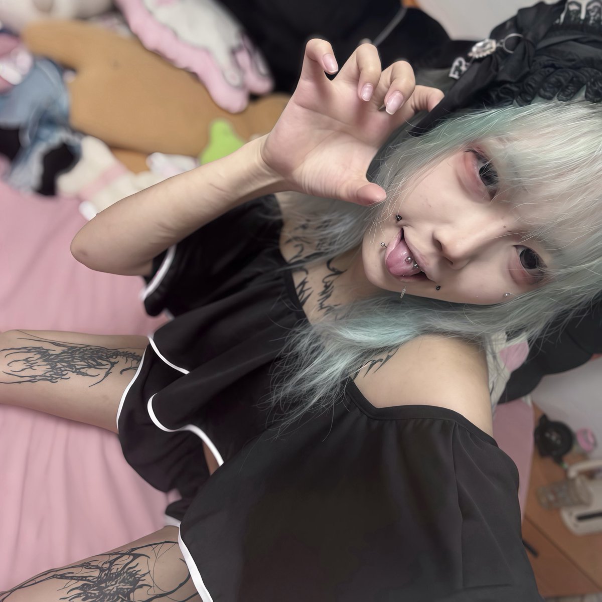 umijzvw's tweet photo. umi转生
广州 170/92
有精分 希望有善良的老公每个月帮我交房租
x上有很多碎碎念 希望有人觉得我有意思哼哼 https://t.co/A2r6tvDgqJ