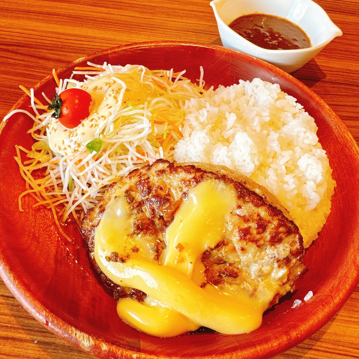 etnlllt's tweet photo. びっくりドンキーの大盛りライス330g、まだ食せたけどお腹イッピー！秋は散歩が捗るね〜 https://t.co/LZIAbOSv1w