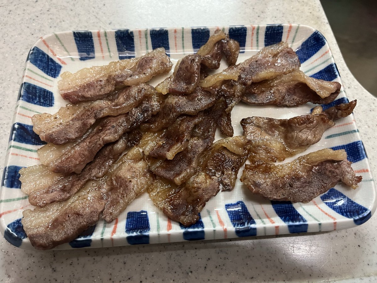 ottchang1's tweet photo. チルド室熟成（毎度ぉ…）赤札ぎうにくをシオコセウでグリル！

そのまんまグリルで赤札肉団子でピーマン肉詰め風！

重畳重畳！

#キッチンドランカー https://t.co/SCWDPqhZnx