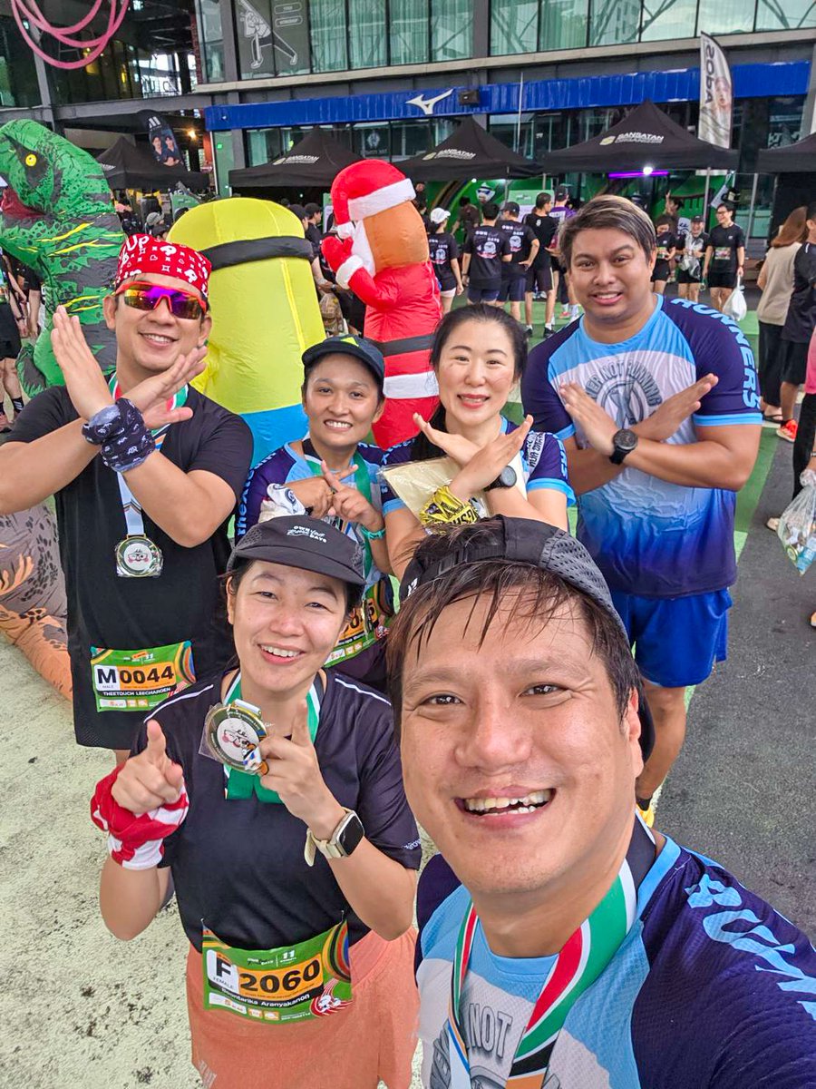 NinjaTooK's tweet photo. 👓 ลุงตุ๊ก และ ผองเพื่อน 𝙩𝙝𝙚X҉𝙩𝙚𝙖𝙢 ที่งาน OWN Your Running DAYS 🫶 ดีใจที่ได้เจอกันครับ 🥰 ep.1
#OWNDAYS #โอนเดส์ #OWNyourDAYS #OWNDAYS_Thailand #OWNYourRunningDAYS #11thAnniversary #ExclusiveRun #โครงการก้าวเพื่อน้อง #มูลนิธิก้าวคนละก้าว #SansatanOrganizer #SST https://t.co/vcOM3WugCR