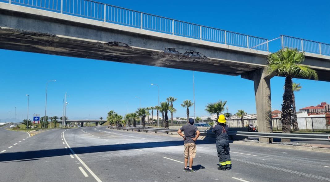 stellenmac's tweet photo. 1am Sunday bridge is hit. On my way to work this morning the road was open. 

Now just imagine, imagine for a second it was JHB. https://t.co/2jODlT0v1e