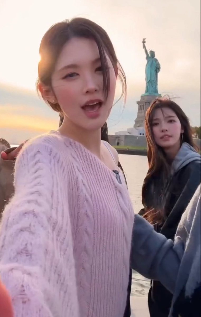 207ctrl's tweet photo. anjir sepanjang part yuna nyanyi tangan jiwoo ga ngelepasin dia sama sekali https://t.co/BbIsemBCsE
