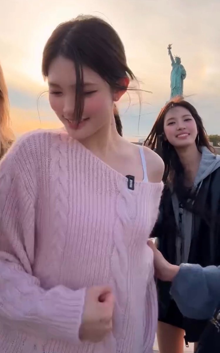207ctrl's tweet photo. anjir sepanjang part yuna nyanyi tangan jiwoo ga ngelepasin dia sama sekali https://t.co/BbIsemBCsE