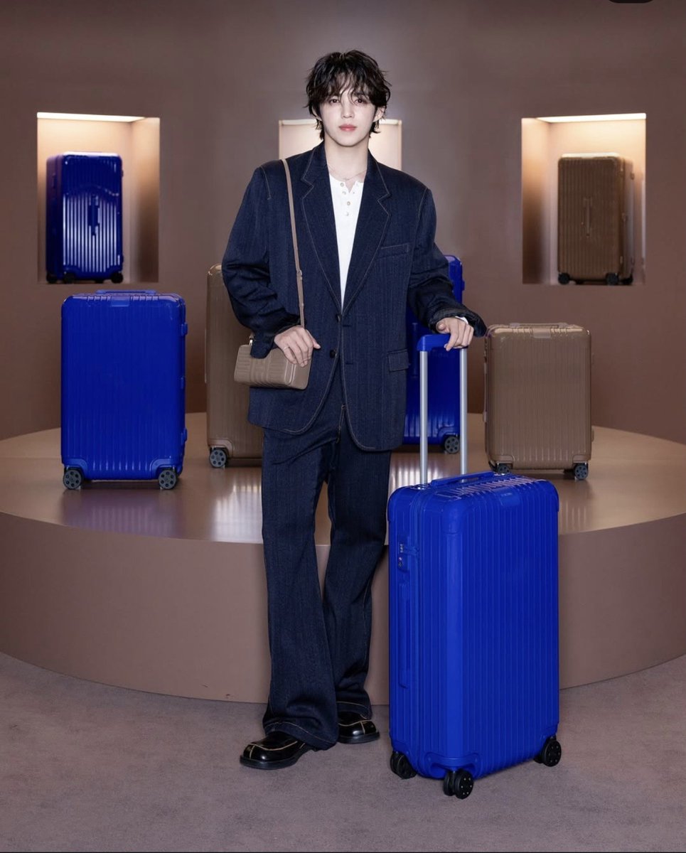 hanche0lism's tweet photo. user sound_of_coups 🩷
#광고
@rimowa 💙
#RIMOWA #리모와 #RIMOWAEssential #RIMOWAColours https://t.co/Vj1eIcae1u