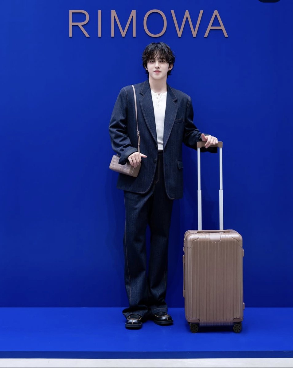 hanche0lism's tweet photo. user sound_of_coups 🩷
#광고
@rimowa 💙
#RIMOWA #리모와 #RIMOWAEssential #RIMOWAColours https://t.co/Vj1eIcae1u