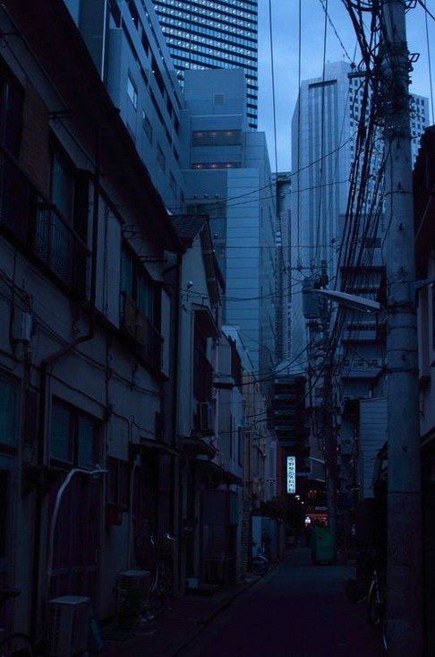 marcos_putu's tweet photo. 大阪って、強烈な都市の割にはご当地アニメが少ない。（…大阪弁の判定が厳しいのも理由にあると思う。）
だからこういう風な聖地コラボ、コナンがやっているくらいしか強い印象ないかも。 https://t.co/uH0QzFAJzb