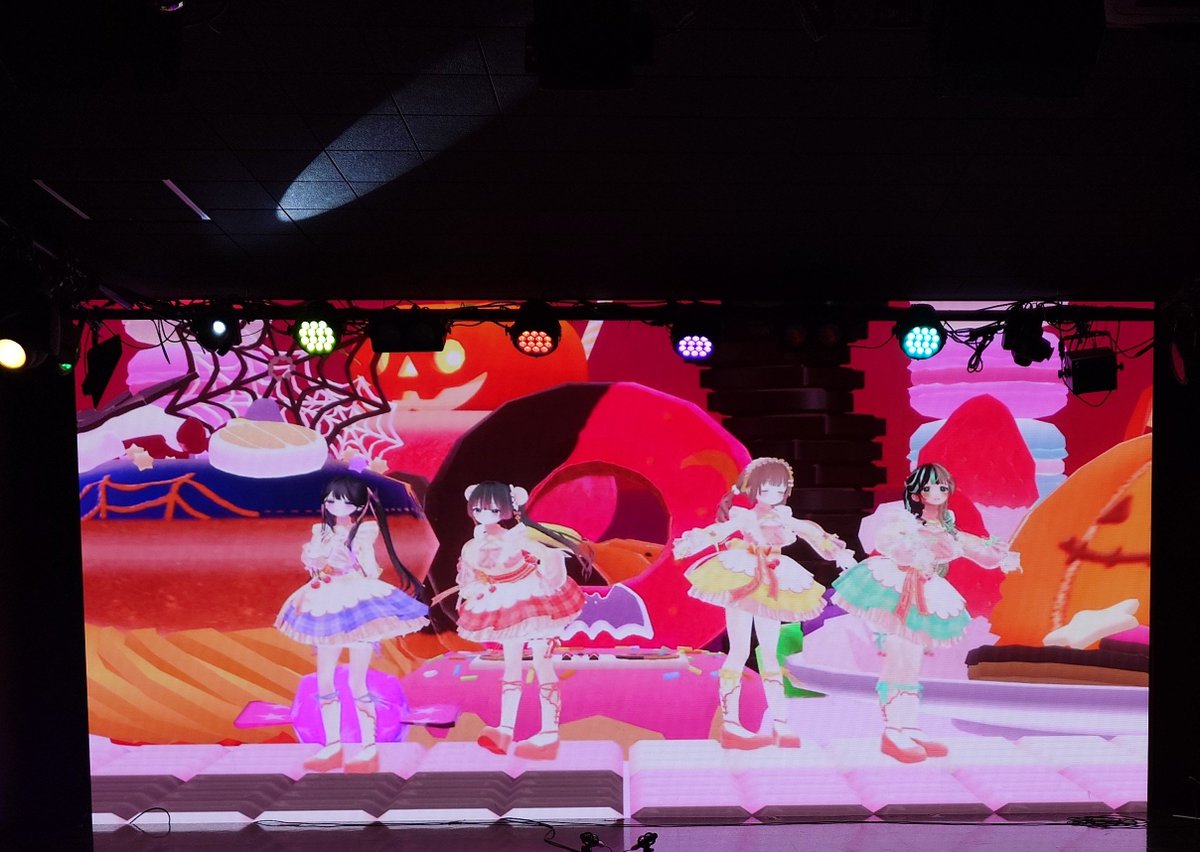 witchcraftremi's tweet photo. 久しぶりのリアイベ(*ˊ˘ˋ*)｡♪:*°
ちょっと緊張気味で現地に行って 
先に物販とか見てライブを堪能したぜ👍🏻 
とても楽しいライブをありがとう！！

ps……時間勘違いしてて少し遅刻してしまった自分に👊💥💥💥
#HLP_vol1 #あまゆめ https://t.co/5HxshMV8pc